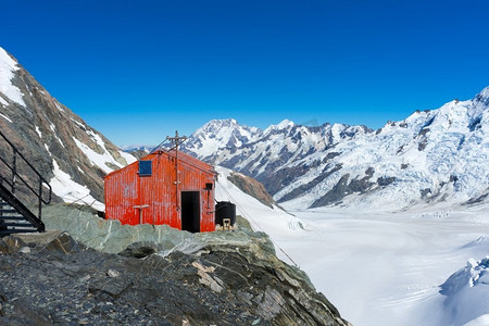 雪山。白雪皑皑，蓝天晴朗的山景