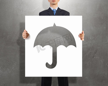 不能有湿接触。一名商人举着带雨伞标志的白色海报