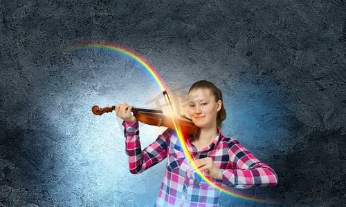 女孩拉小提琴年轻漂亮的女孩在休闲演奏小提琴