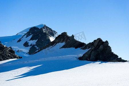 雪山。雪域蓝天的自然山水景观