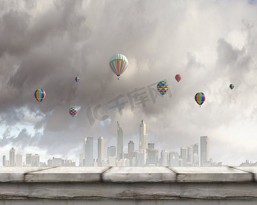气球上升摄影照片_空中的浮空器。概念图像与五颜六色的气球在天空中飞行高