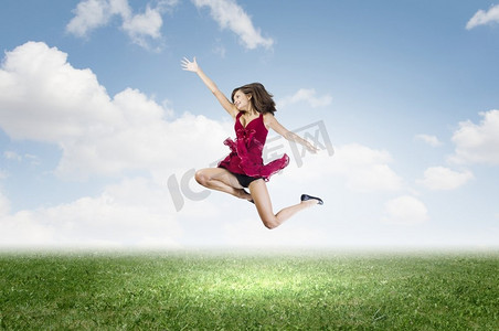 壁纸app图标摄影照片_年轻开朗的女士在红色连衣裙跳高