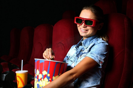 一个年轻的女孩在电影院看电影