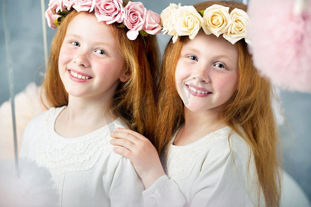 两个红发小双胞胎姐妹在一起