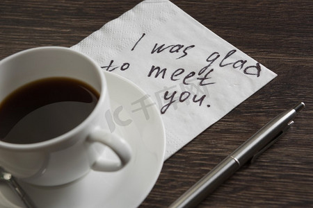 我喜欢纸巾上的忏悔。纸巾和木桌上的一杯咖啡上写着浪漫的信息