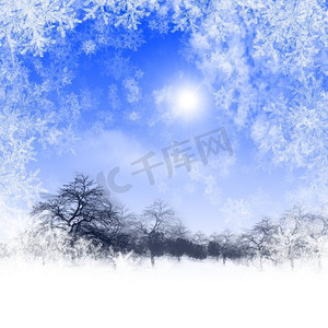 蓝天和阳光的抽象背景。冬日风景中的圣诞节。双旦快乐!