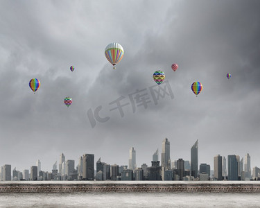 彩色气球热气球摄影照片_天空中的浮空器。彩色气球在天空中高高飞的概念图