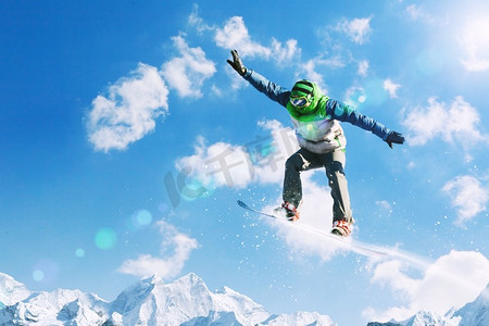 跳跃单板滑雪运动员。滑雪板上的人在空中跳跃。暑假