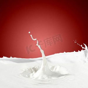 飞溅彩色牛奶牛奶摄影照片_倒牛奶飞溅。倒白色牛奶飞溅在彩色背景