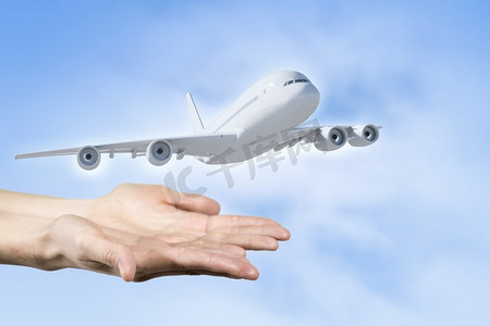 微缩模型摄影照片_航空运输。男性手持飞机模型特写