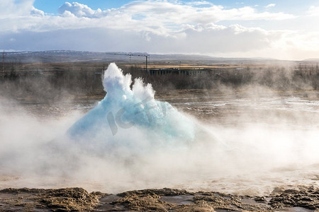 黄金圈摄影照片_冰岛黄金圈的Strokkur间歇泉喷发。