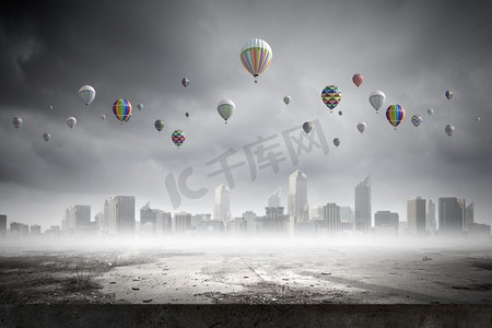 彩色气球热气球摄影照片_天空中的浮空器。彩色气球在天空中高高飞的概念图