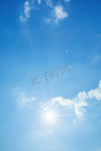 蓝天田园摄影照片_有云和太阳的蓝天。蓝天白云和闪亮的太阳