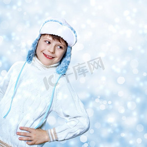 小孩子画象在冬天穿反对雪背景
