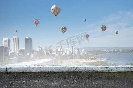 浮空器在城市上空飞行。五颜六色的浮空器飞行在晴朗的天空上面现代城市