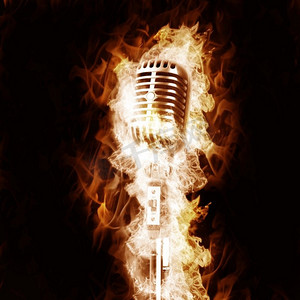 黑色背景中麦克风张开双臂开火