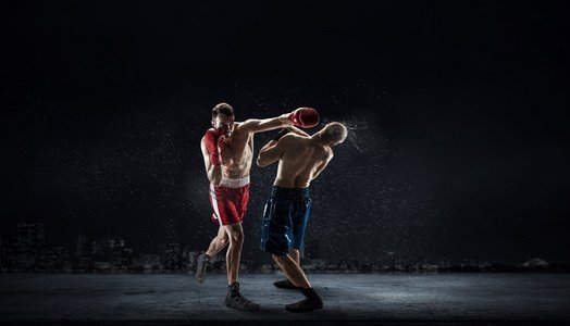 拳击手在户外训练。两名强大的拳击手在户外展示终极格斗