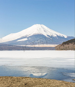 冬天富士山在冰的山中湖在雪的冬天季节日本