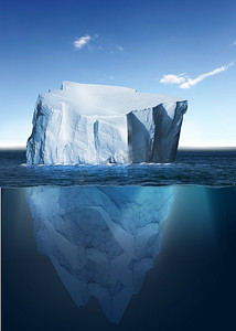 海洋中的南极冰山。美丽的极地海洋背景。