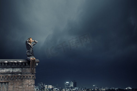 疲惫的女商人。年轻沮丧的女商人用手捂住耳朵，尖叫着