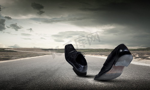 双黑摄影照片_步行鞋。走在路上的一双黑鞋