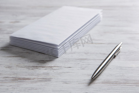 空白笔记摄影照片_商务笔记卡片。木质古董桌上的空白白卡