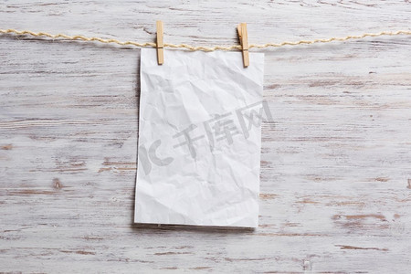 纸挂在晾衣绳上。一张旧纸挂在晾衣绳上。将您的文本放置在