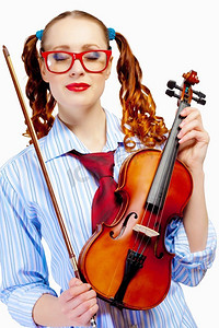 维奥拉摄影照片_年轻的女小提琴手。年轻有趣的女人在红色眼镜举行小提琴