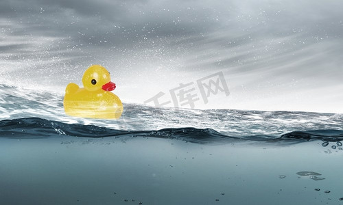 鸭子玩具。漂浮在水中的黄色橡皮鸭玩具
