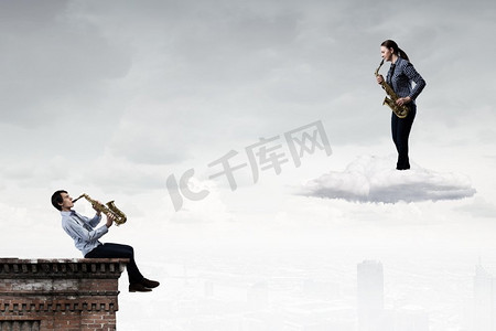 音乐歌手刘德华摄影照片_音乐二重唱。青年男女音乐家演奏萨克斯管二重奏