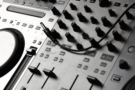 DJ调音台。用于控制声音和播放音乐的DJ混音器设备