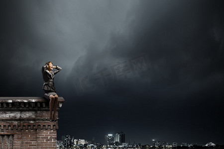 疲惫的女商人。年轻沮丧的女商人用手捂住耳朵，尖叫着