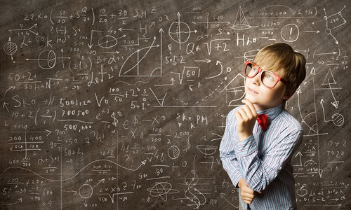 聪明的学生天才男孩在红色眼镜黑板附近的公式