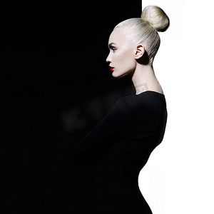 时尚艺术工作室几何黑白背景下优雅的金发女郎肖像