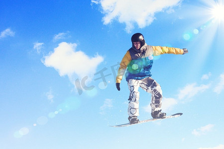 滑雪板在跳跃。人在滑雪板跳跃在天空。暑假