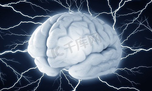 人类大脑的冲动。闪亮的大脑在深色背景下的雷电之间