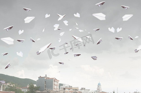 纸质飞机在空中飞行。户外景观和飞翔的纸飞机