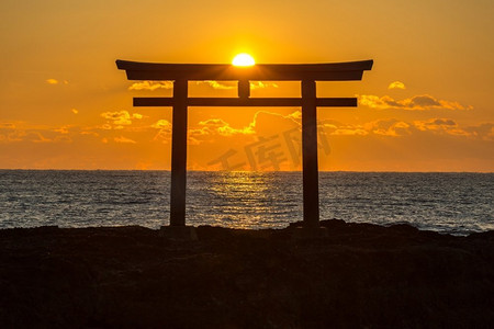 盘装大闸蟹摄影照片_日本茨城大莱市海上日出东丽日本神社门