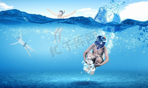 我美好的暑假。学龄儿童戴着潜水面具跳入水中