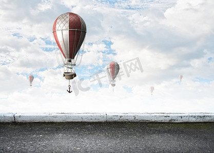 浮空器摄影照片_在天空中飞行的浮空器。五颜六色的浮空器在夏日晴空中飞舞