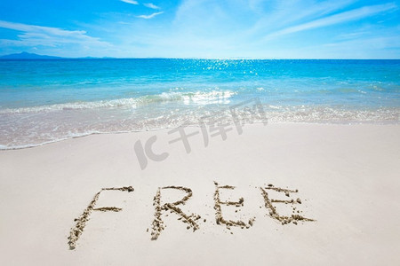 沙滩上的免费文本。白色沙滩和大海上的免费文本