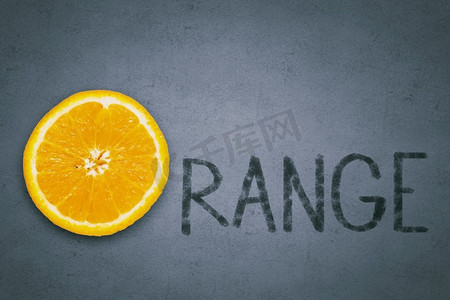 柳橙汁。用橙色水果片代替字母O的单词Orange