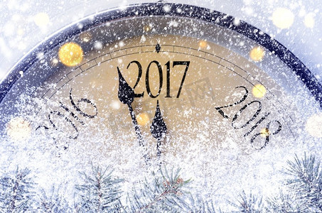 2017下雪摄影照片_午夜倒计时。午夜倒计时。复古风格的时钟在2017年圣诞节或新年前的最后时刻计时。