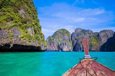 大海旅行摄影照片_泰国高披披玛雅湾碧绿水域中的传统长尾船