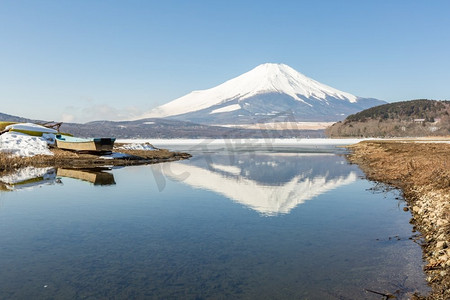 日本雪季冰山中湖上的冬季富士山倒影