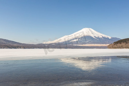 日本雪季冰山中湖上的冬季富士山倒影
