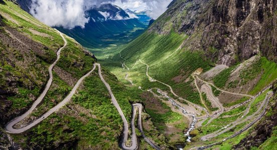 巨魔之路特罗尔斯蒂根或特罗尔伊斯特维恩蜿蜒的山路在挪威。