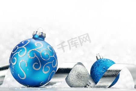 圣诞装饰球和丝带以浅银色波克为背景