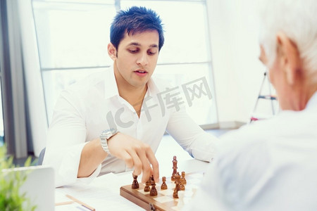 两个在办公室里下棋的商人。战略玩法