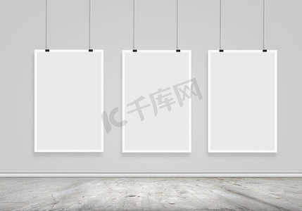三条空白横幅。墙上挂着三条白色的空白横幅。文本的位置